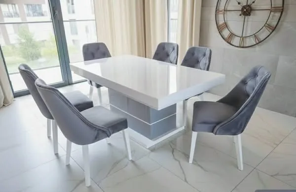 Beli trpezarijski sto sa šest sivih tapaciranih stolica